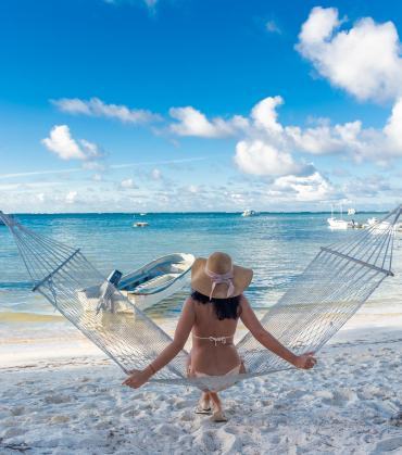 Viajera descansando frente al mar en Punta Cana